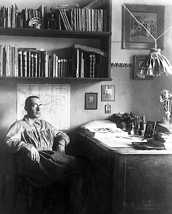 Н. Н. Щекотихин в рабочем кабинете
